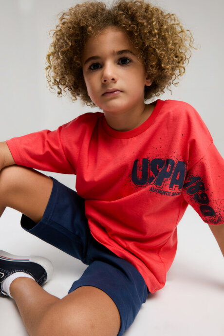 U.S. Polo Assn. Erkek Çocuk Pamuklu Bisiklet Yaka Pigment Baskılı Yazlık Regular Fit Kırmızı Bermuda Takım US2026-C-V2 - 1