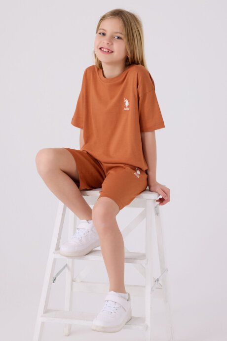 U.S. Polo Assn. Kız Çocuk Bisiklet Yaka Sargı Nakışlı Yazlık Regular Fit Kahverengi Bermuda Takım US1848-C-V30 