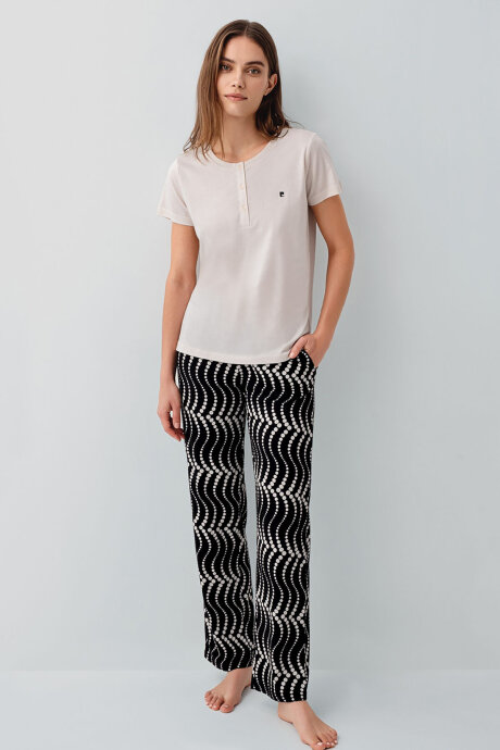 Pierre Cardin Kadın Bisiklet Yaka Nakışlı Yazlık Regular Fit Krem Pijama Takımı PC9165-S-V2 (1)