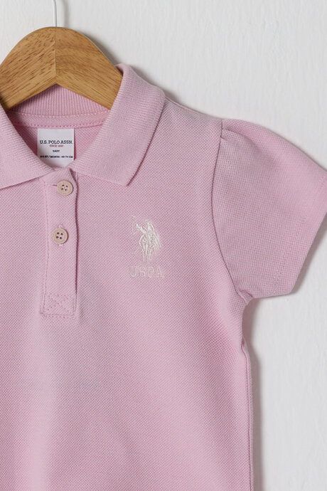 U.S. Polo Assn. Kız Bebek Polo Yaka Pigment Baskılı Yazlık Regular Fit Pembe T-Shirt USB2513-C-V1 (1)