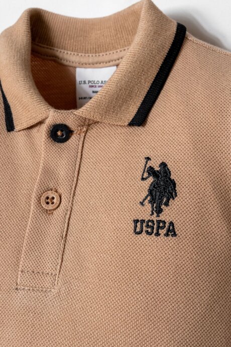 U.S. Polo Assn. Erkek Bebek Polo Yaka Nakışlı Yazlık Regular Fit Kahverengi Tulum USB2906-C-V3 (1)