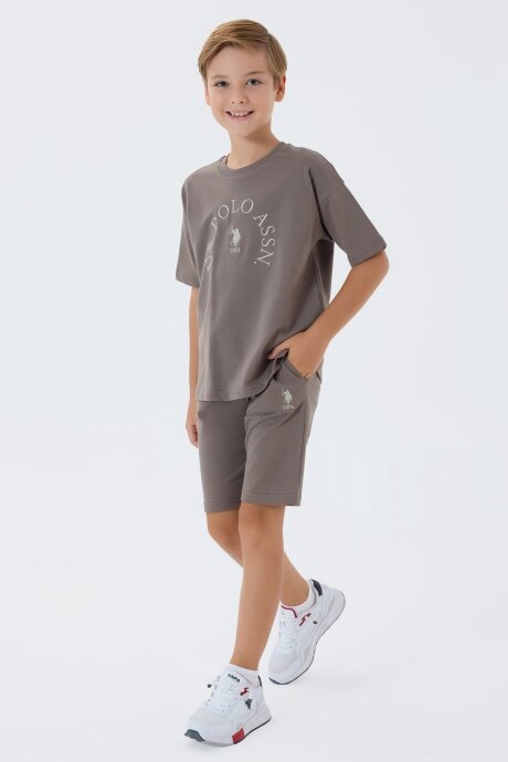 U.S. Polo Assn. Erkek Çocuk %100 Pamuk Bisiklet Yaka Nakışlı Yazlık Regular Fit Kahverengi Bermuda Takım US2428-C-V1 
