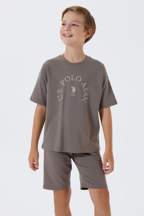 U.S. Polo Assn. Erkek Çocuk %100 Pamuk Bisiklet Yaka Nakışlı Yazlık Regular Fit Kahverengi Bermuda Takım US2428-C-V1 - 2