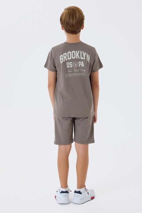 U.S. Polo Assn. Erkek Çocuk %100 Pamuk Bisiklet Yaka Nakışlı Yazlık Regular Fit Kahverengi Bermuda Takım US2427-C-V1 - 4