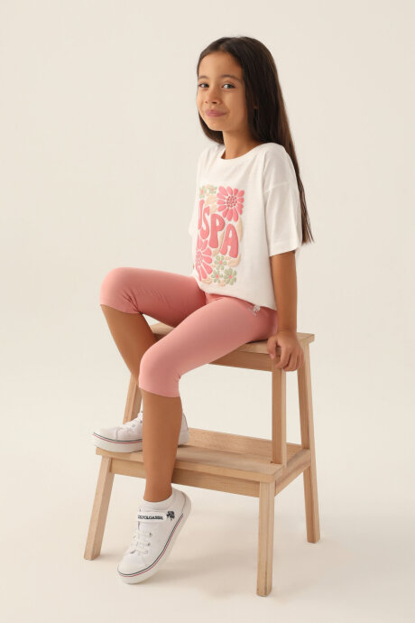 U.S. Polo Assn. Kız Çocuk Bisiklet Yaka Pigment Baskılı Yazlık Regular Fit Beyaz Kapri Takım US1800-C-V2 (1)